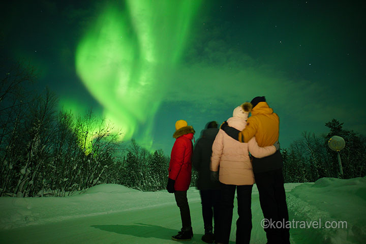 Om het noorderlicht te zien en Russisch Lapland te beleven, moet je naar de regio Moermansk op het Kola-schiereiland komen. Bezoek de grootste wereldstad boven de poolcirkel, het Sneeuwkasteel, Khibiny Toendra per sneeuwscooter, rendieren, Husky Park, Teriberka-dorp, de Noordelijke IJszee en nog veel meer boven de poolcirkel op de 69e breedtegraad - Kola Travel.