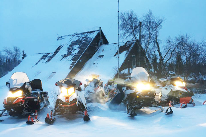 Tijdens deze 5 daagse noorderlichtreis nemen wij je mee naar een gasthuis nabij de hoofdstad van de Russische Saamen; Lovozero dorp. Vandaaruit maken we dagelijks excursies zoals een Husky Park, sneeuwscooter safaris naar de mysterieuze plaatsen van russisch Lapland en naar de tundra met zijn grote rendierkuddes. We gaan ijsvissen, kan je langlaufen en/of sneeuwschoenwandelen en nog veel meer.