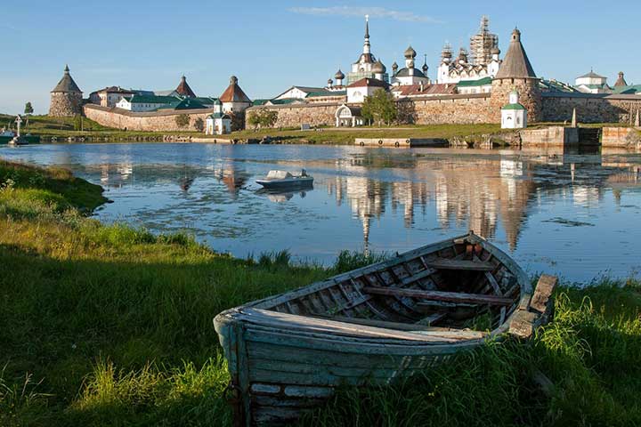 Travel by train to the metropolises of Russia: Moscow - Saint Petersburg and Murmansk. A 15 days train holiday in Northwest Russia for the individual traveller! Full of memorable excursions to the most beautiful places of Northwest Russia. Kola Travel
