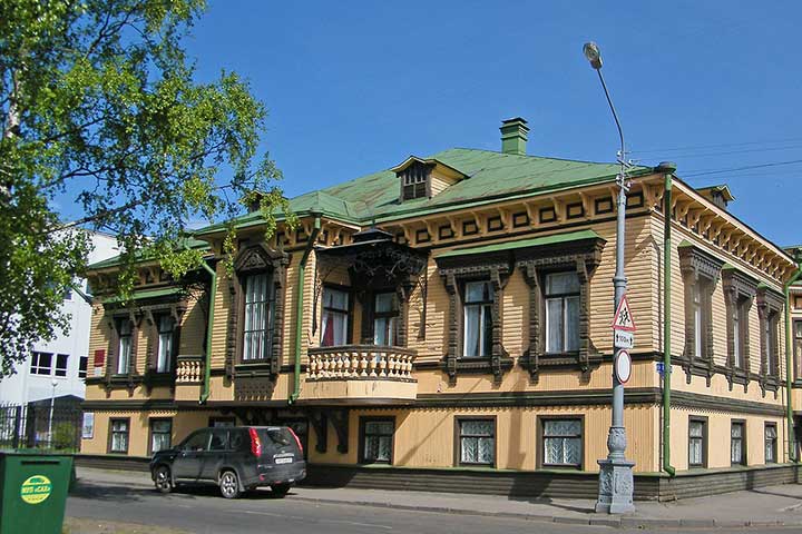 You can opt for an excursion based on the history of Arkhangelsk city without visiting museums OR for an excursion based on how people live in Arkhangelsk and their connection to the sea including visits of museums. Kola Travel